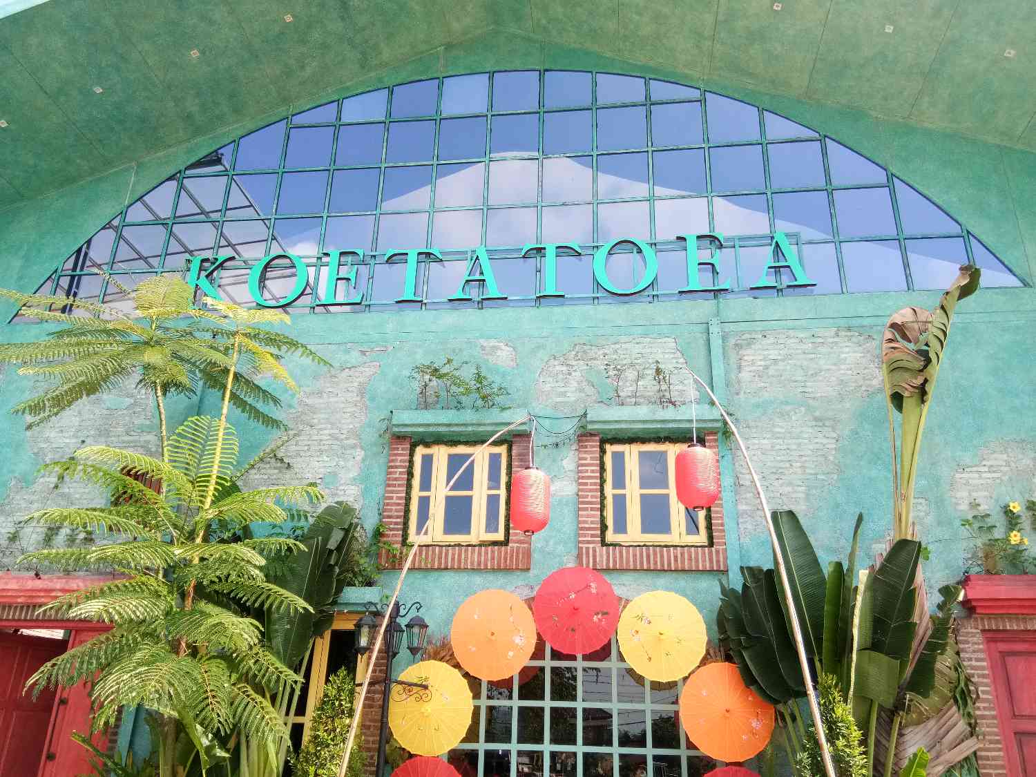 Dekorasi penuh warna di objek wisata Koeta Toea
