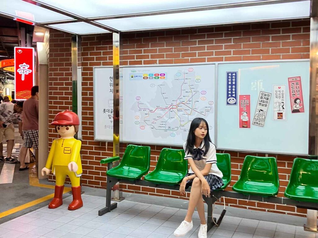 Diorama kursi tunggu bus mirip seperti di Jepang dan Korea