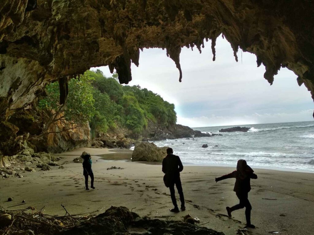 Goa stalaktit di Pantai Gebyuran