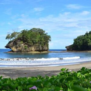 Keindahan alam di Pantai Madasari mirip seperti Pantai Tanah Lot yang ada di Bali