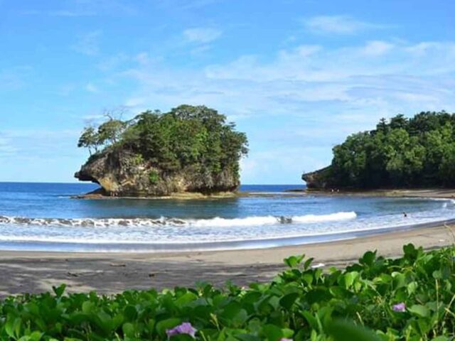 Keindahan alam di Pantai Madasari mirip seperti Pantai Tanah Lot yang ada di Bali