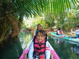 Menaiki perahu kano di Silowo Tuban