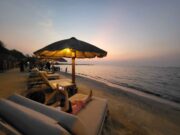 Menikmati sunset di pantai privat Coconut Lodge Resort