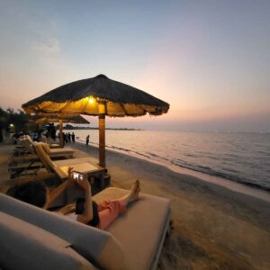 Menikmati sunset di pantai privat Coconut Lodge Resort