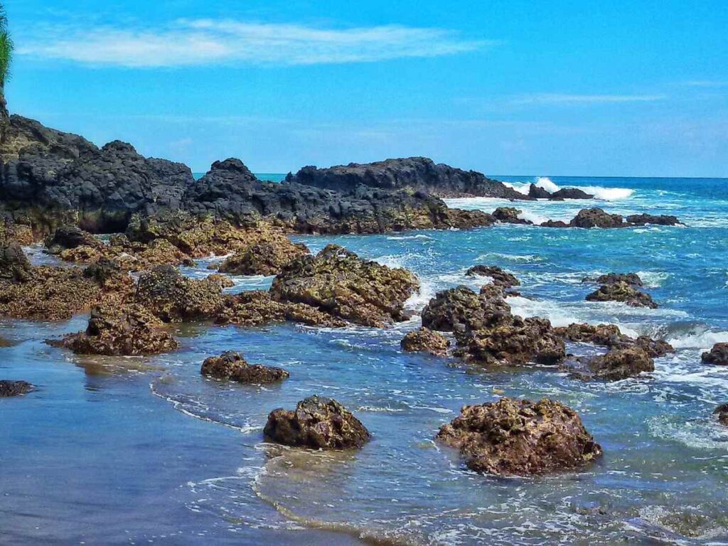 Objek wisata Pantai Gebyuran memiliki banyak batu karang