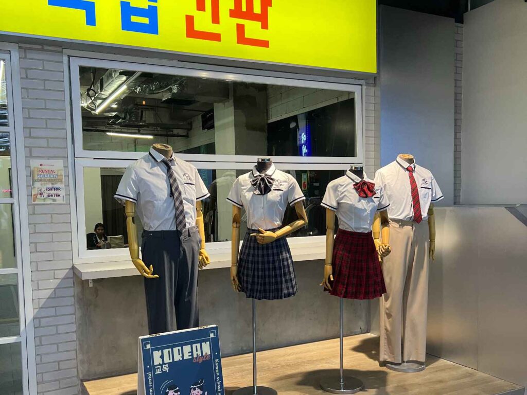 Penyewaan kostum seragam sekolah ala Korea di Lotte Alley