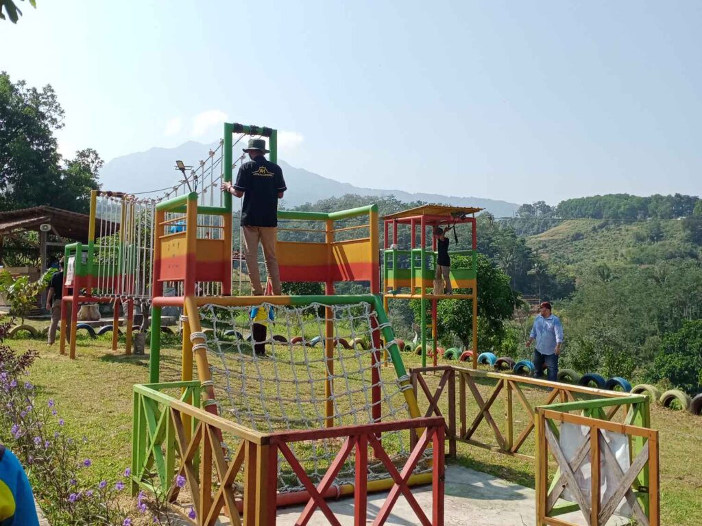 Playground untuk anak-anak di Astana Hinggil