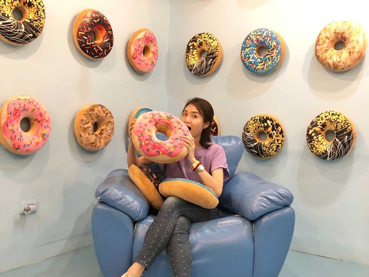 Spot foto Blue Room yang memiliki dekorasi berupa donat-donat raksasa