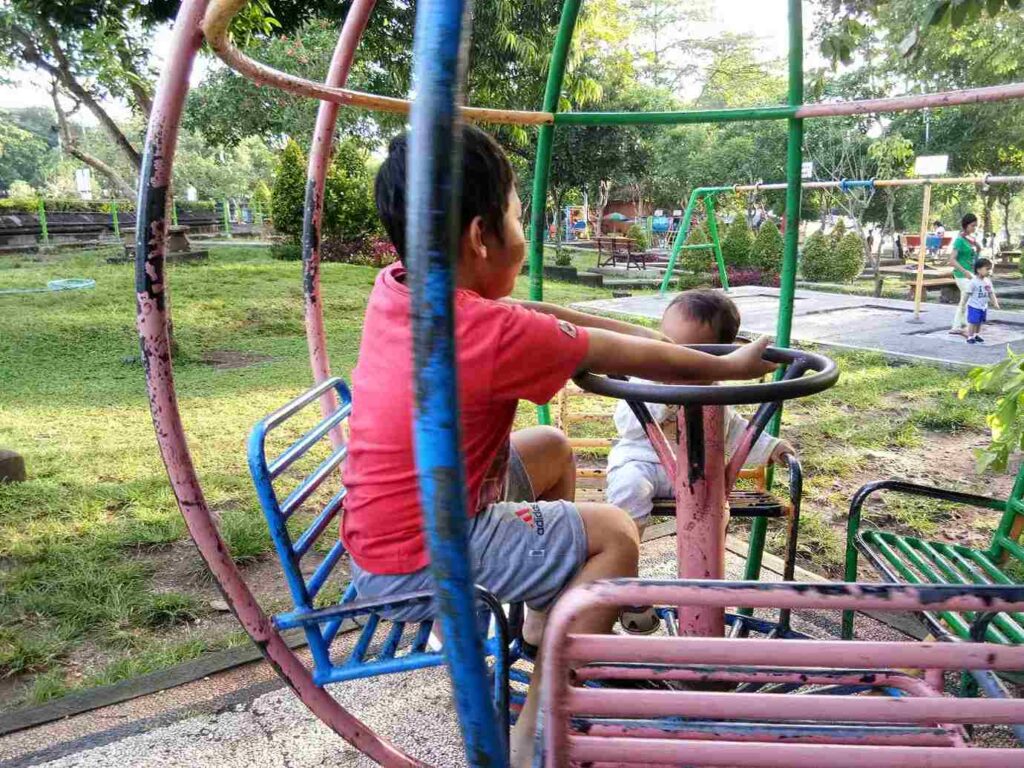 Areal permainan anak di Taman Lumintang