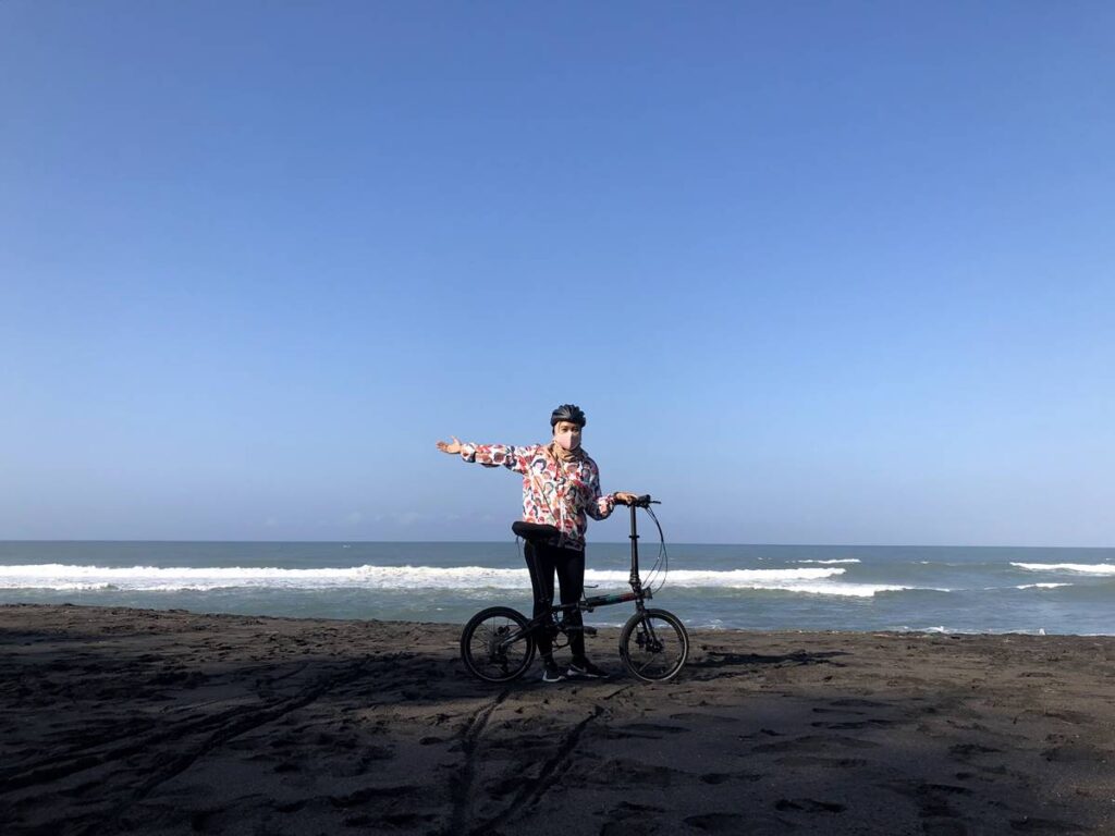 Bersepeda di Pantai Cangkring