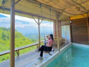 Pengunjung duduk di area kolam renang privat glamping di Mendulang Resort Lembang