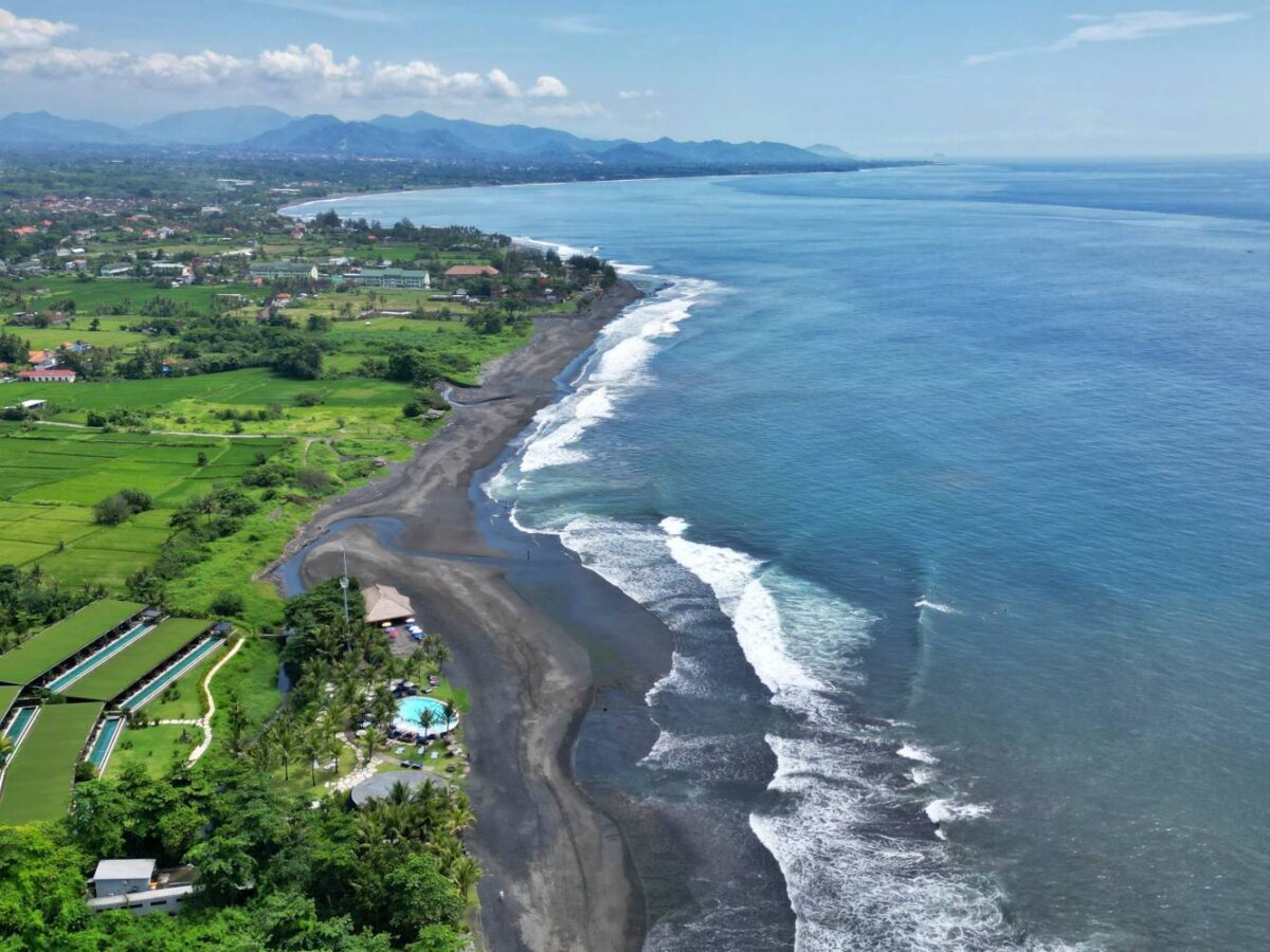 Keindahan Keramas Beach terlihat dari atas.