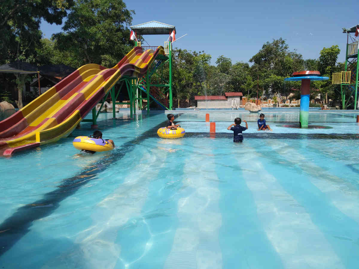 Aneka ragam kolam renang di Tiga Bintang Firdaus Waterpark