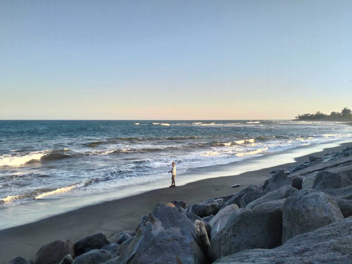 Lebih Beach, pantai indah dengan ombak yang cukup besar
