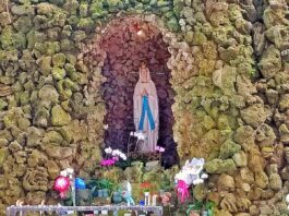 Patung Bunda Maria di Gua Maria Bukit Kanada