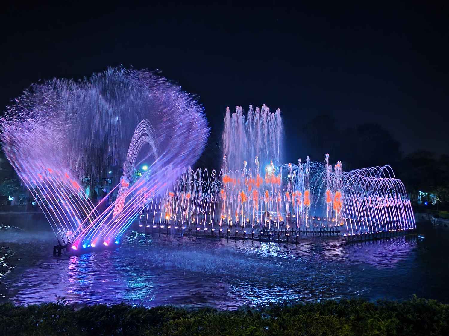 Pertunjukan air mancur yang berwarna-warni ketika malam hari di Taman Lumintang Denpasar