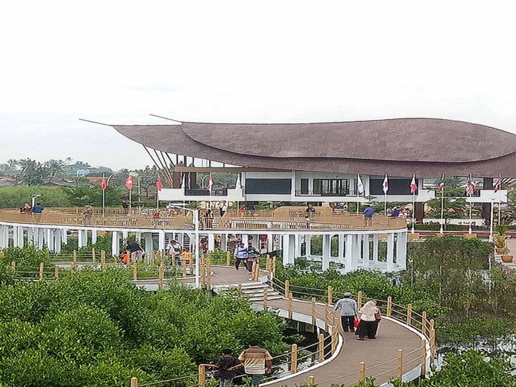 Bangunan utama di Taman Mangrove Ketapang