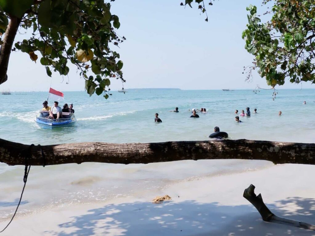 Banyak pengunjung yang berenang di Pantai Cipanon