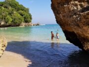 Banyak wisatawan yang berenang di Labuan Sait Beach