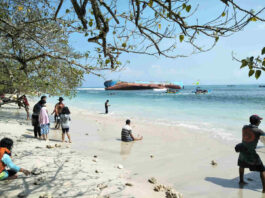 Suasana Pantai Pasir Putih Pangandaran berpasir putih dengan hiasan bangkai kapal viking