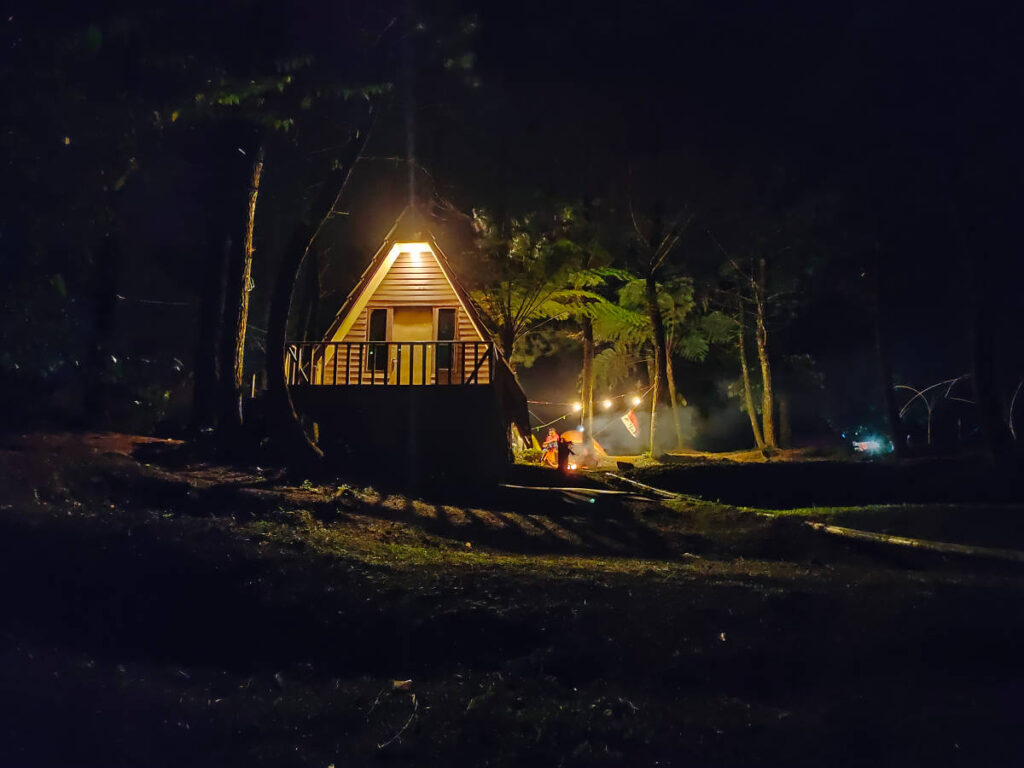 Tersedia bungalow kayu di Bukit Pinus Paseban bagi yang tidak ingin menginap di tenda.