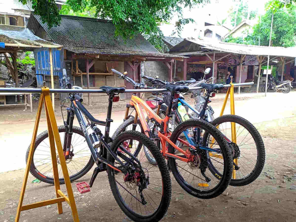 Parkir sepeda di sekitar Pemandian Sodong