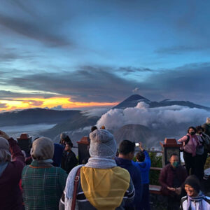 Ramainya pengunjung di Penanjakan Bromo sedang menikmati keindahan Gunung Bromo