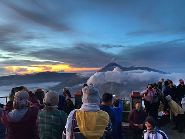 Ramainya pengunjung di Penanjakan Bromo sedang menikmati keindahan Gunung Bromo
