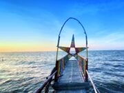 Pantai Anom memiliki suasana tenang dan sejumlah spot foto