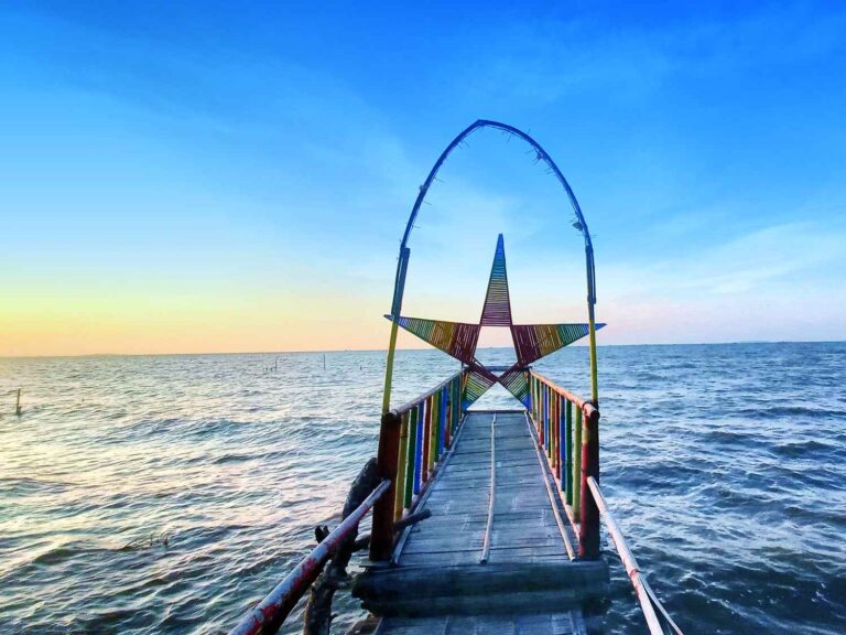 Pantai Anom memiliki suasana tenang dan sejumlah spot foto