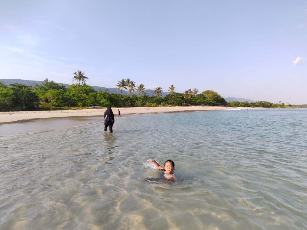 Pantai Daplangu memiliki ombak yang tenang dan aman untuk berenang