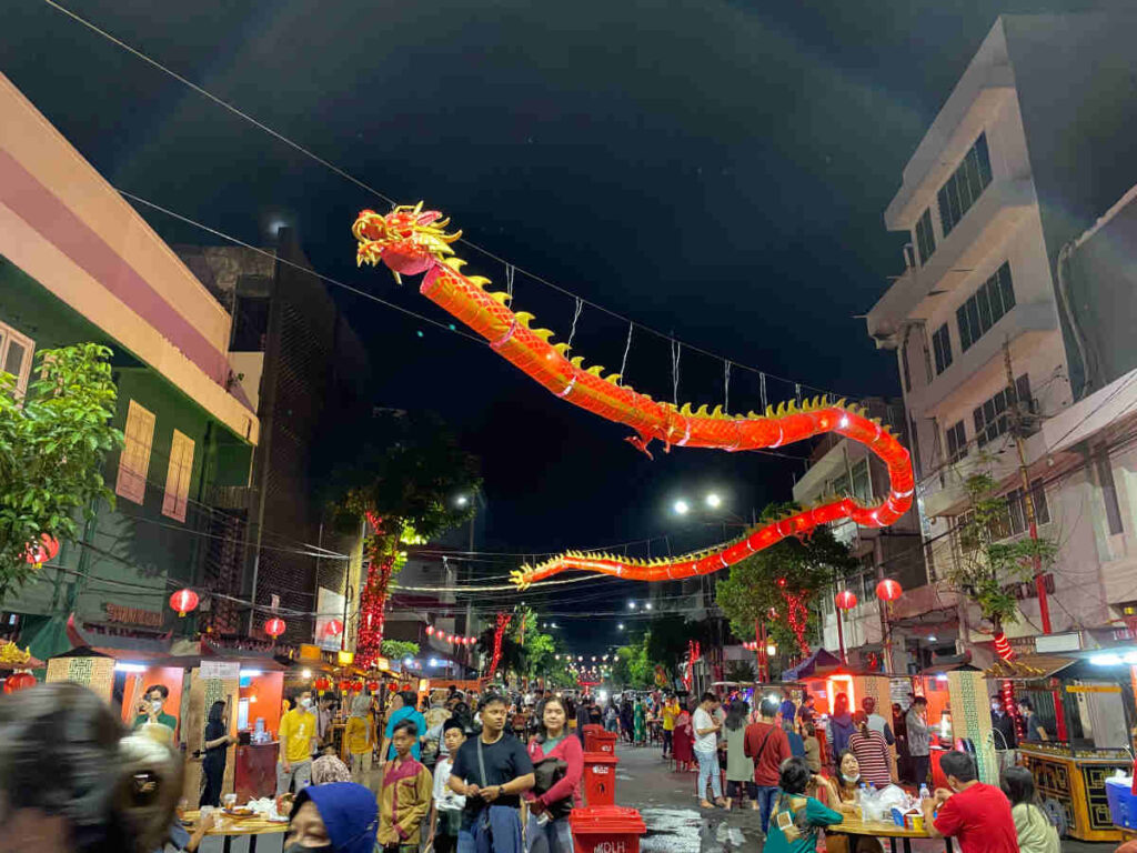 Suasana street food market di wisata kuliner Kya Kya Surabaya di malam hari