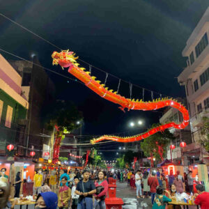Suasana street food market Kya Kya Surabaya di malam hari