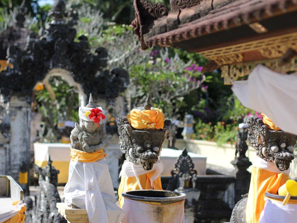 Patung-patung di Pura Penataran Ped memberi kesan sakral dan aura magis