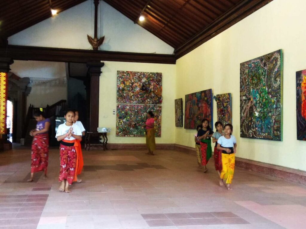 Pelatihan menari Bali di Agung Rai Museum of Art