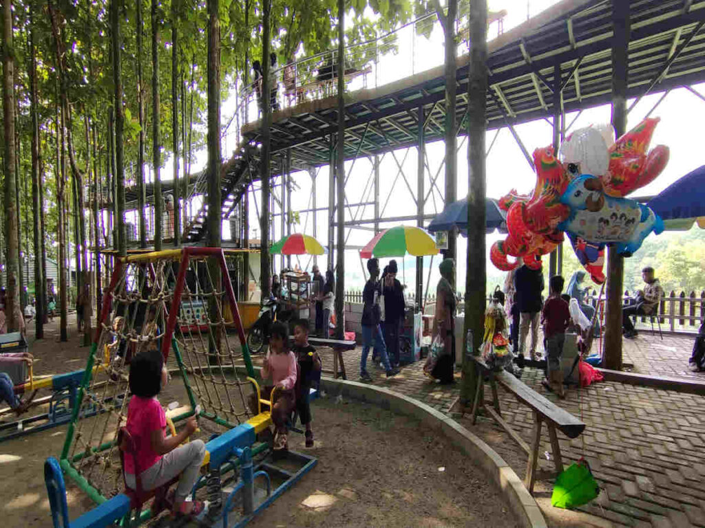 Anak-anak bermain di playground