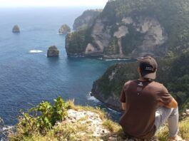 Saren Cliff Point menawarkan pemandangan pulau-pulau kecil