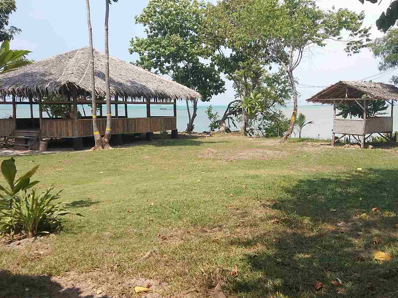 Saung-saung yang disewakan di tepi Pantai Cipanon