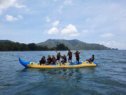 Bermain Banana Boat di Pantai Karanggongso Trenggalek