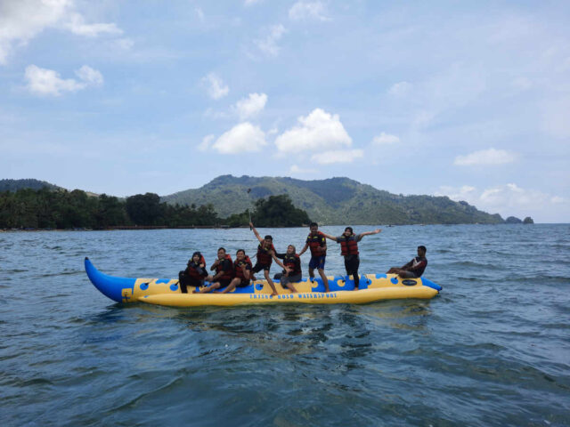 Bermain Banana Boat di Pantai Karanggongso Trenggalek
