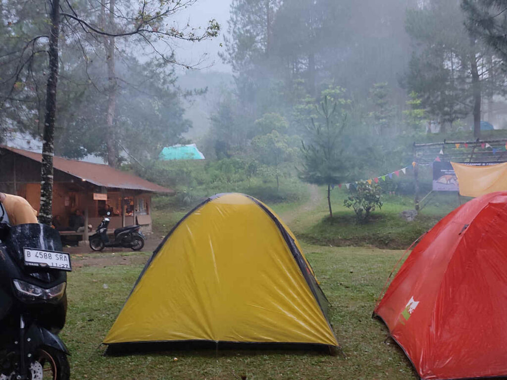 Tenda-tenda di Bukit Pinus Paseban yang masih diliputi kabut