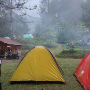 Tenda-tenda di Bukit Pinus Paseban yang masih diliputi kabut