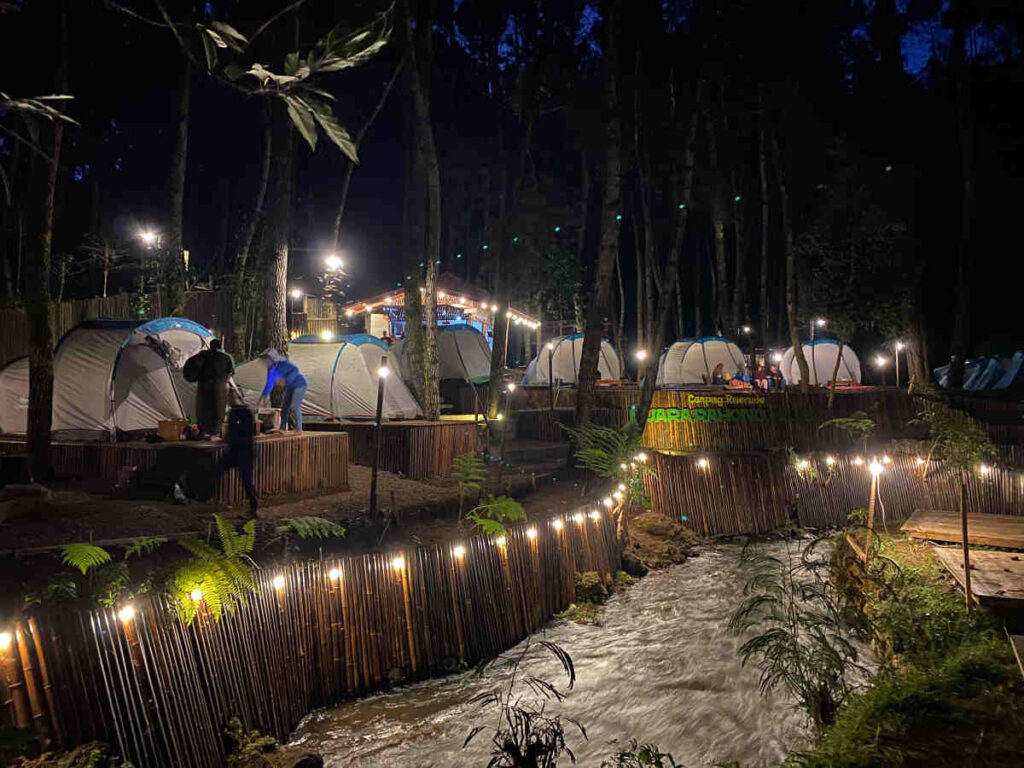 Suasana malam camping di Muara Rahong Hills
