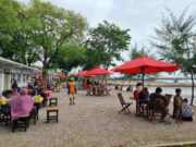 Suasana Pantai Kenjeran Lama yang teduh dengan deretan warung kuliner.