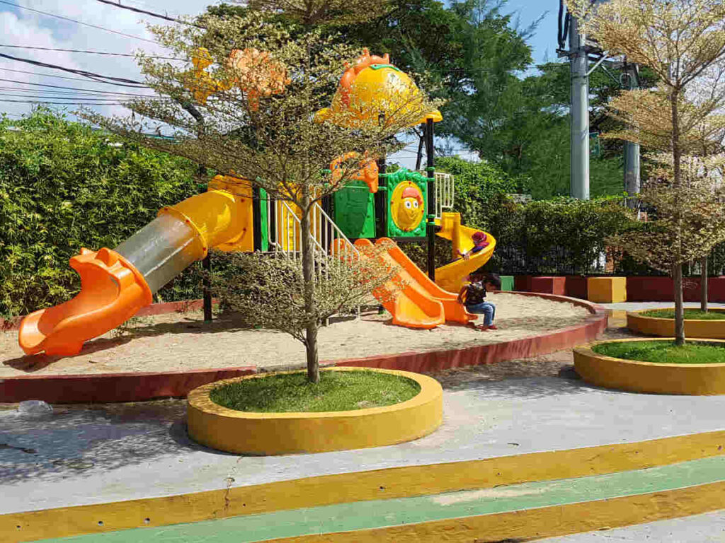 playground anak di taman Pantai Kenjeran Lama