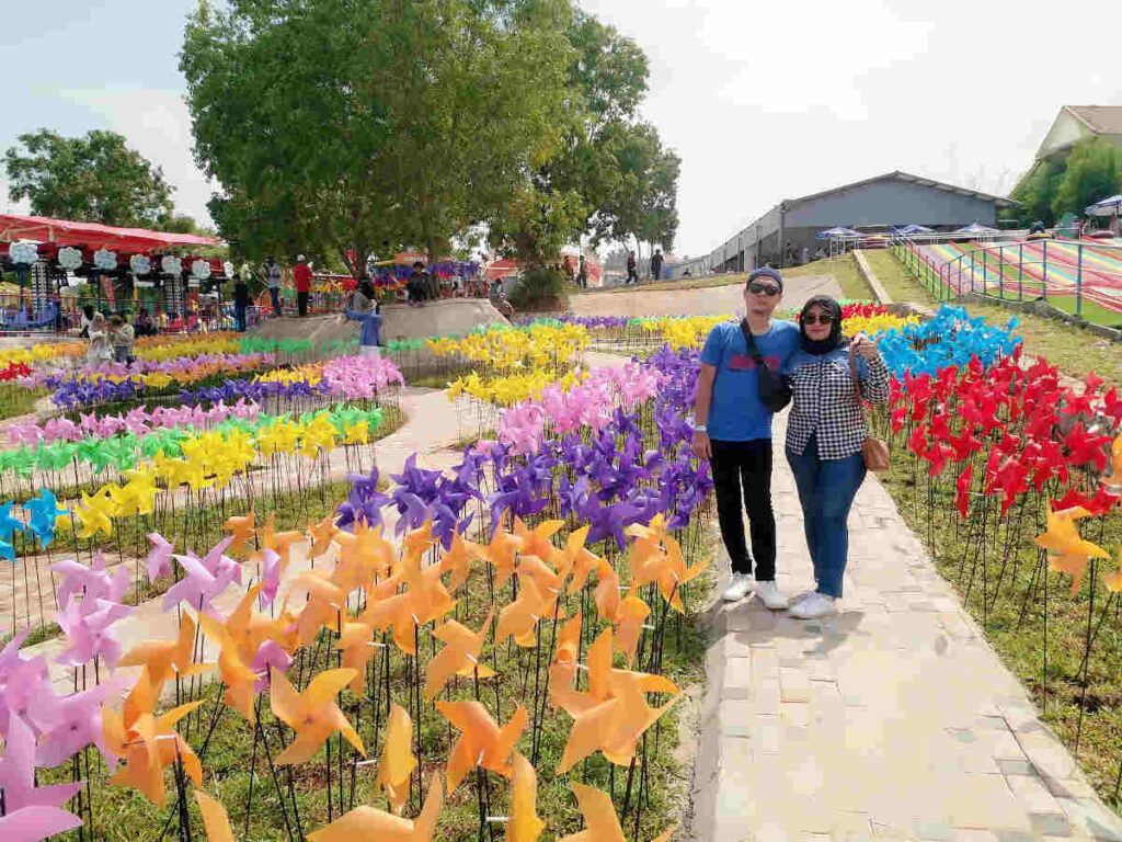 taman tiktok dengan hiasan ornamen warna-warni di Krakatau Park Lampung