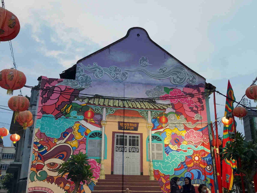 Salah satu sudut di Kya Kya Surabaya yang dihiasi mural