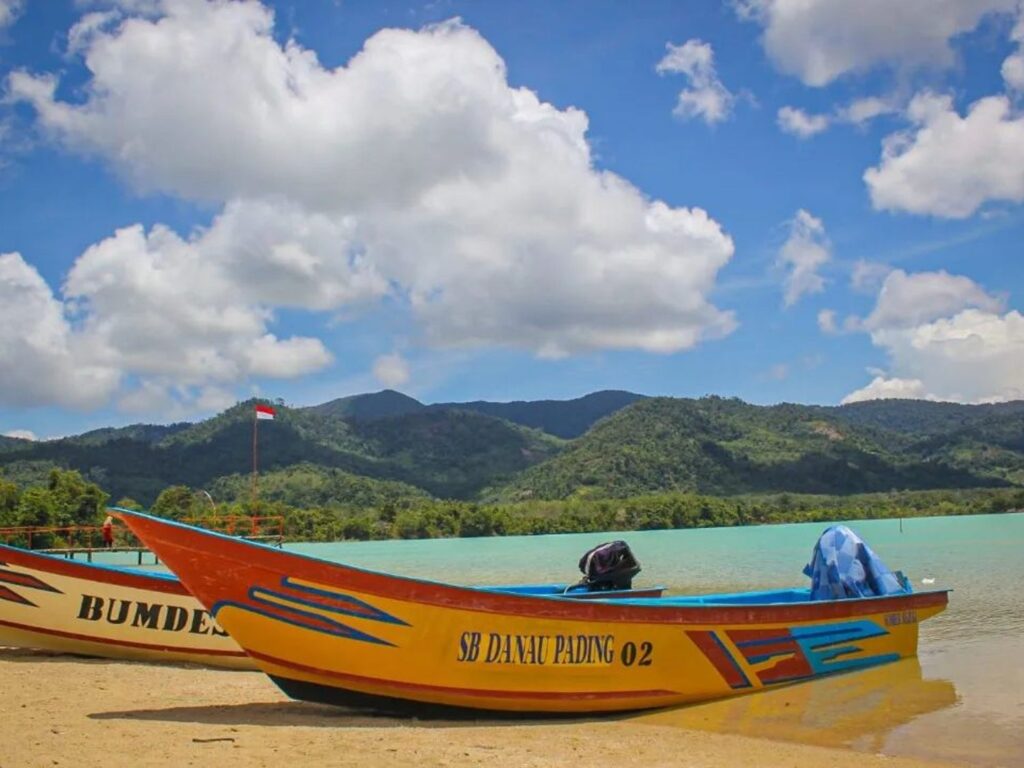 Wahana perahu untuk pengunjung yang ingin berkeliling di Danau Pading