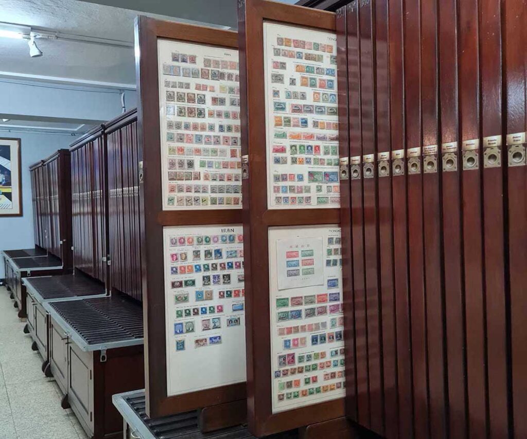 Ribuan koleksi prangko terdapat di Museum Pos Indonesia