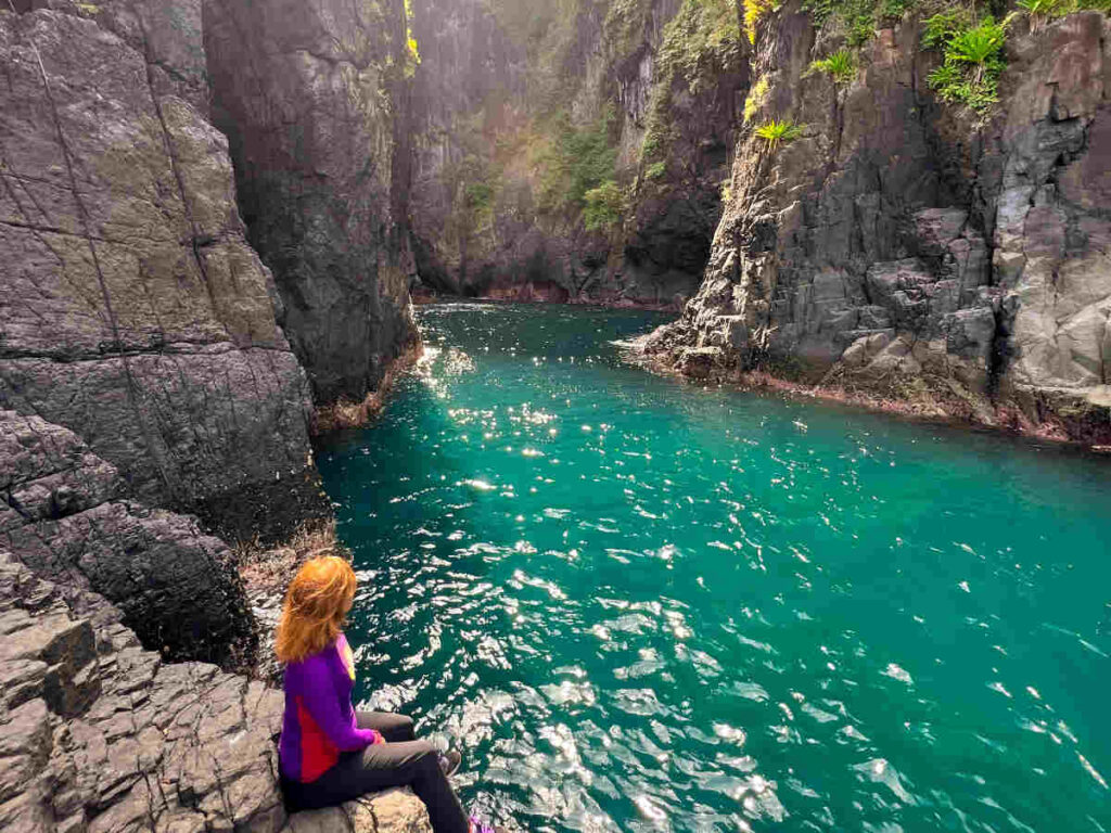 air laut bersih di antara tebing batu Orong Bukal
